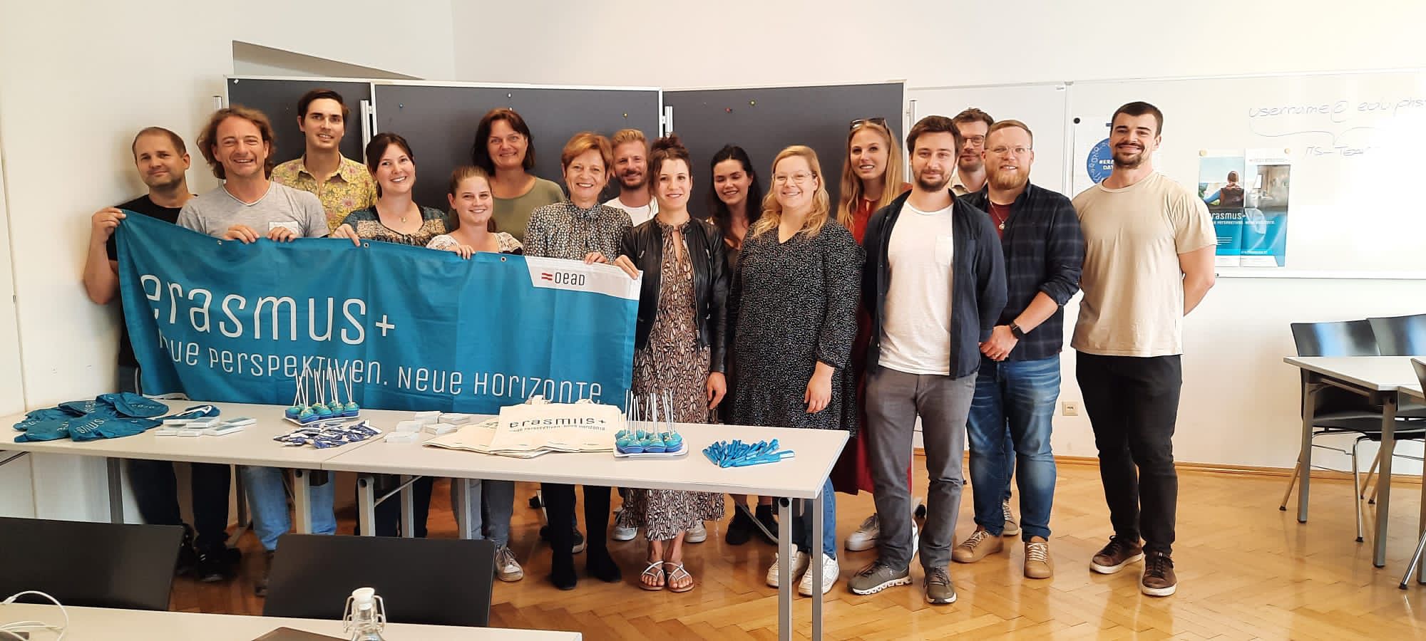 Gruppe mit erasmus + Banner