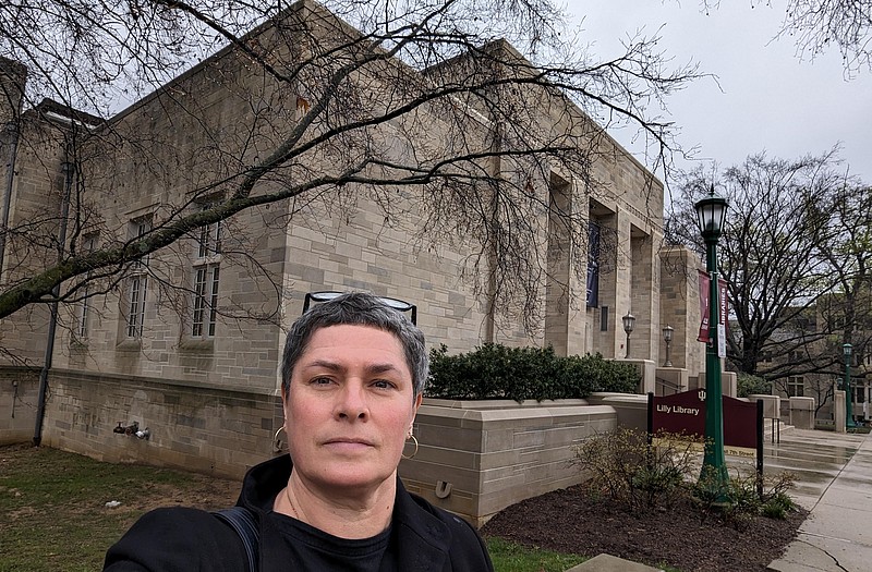 Agnes Haidacher-Horn vor Gebäude der Indiana University Bloomington