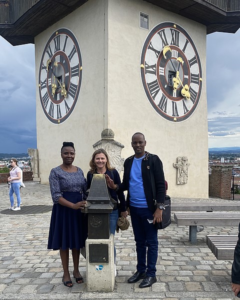 2 Gäste aus Tansania vor dem Grazer Uhrturm