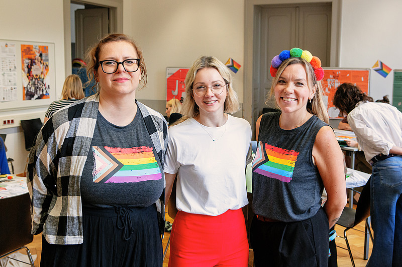 Susanne Kink-Hampersberger, Aleksandra Wierzbicka und Smirna Malkoc in Pride Kostümen