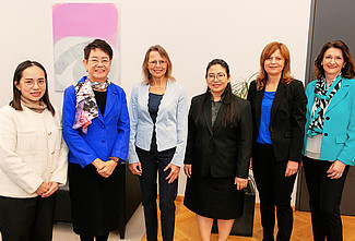 Thailändische Delegation mit Rektorin Beatrix Karl, IL Susanne Linhofer, VR Regina Weitlaner