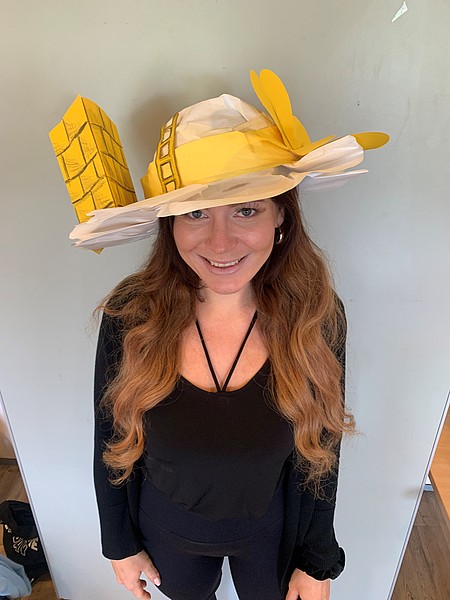 Studierende mit gelben, selbstgebastelten Hut
