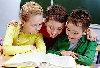 Kinder beim Lesen