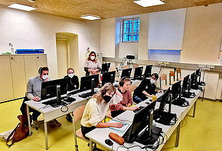 Studierende im Computersaal