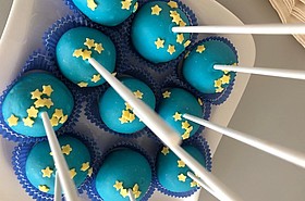 Cake-Pops mit blauer Glasur und gelben Sternen