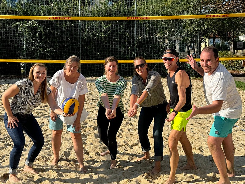 Gruppe von iPrimar beim Volleyball-Spielen